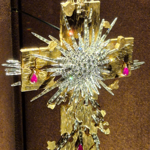 La lumière du Christ. Théâtre Musée Dalí, Exposition de Bijoux.