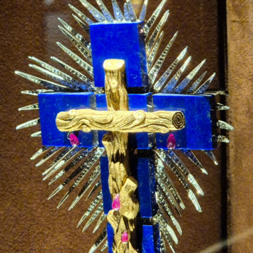 Croix en Lapis-Lazuli. Théâtre Musée Dalí, Exposition de Bijoux.