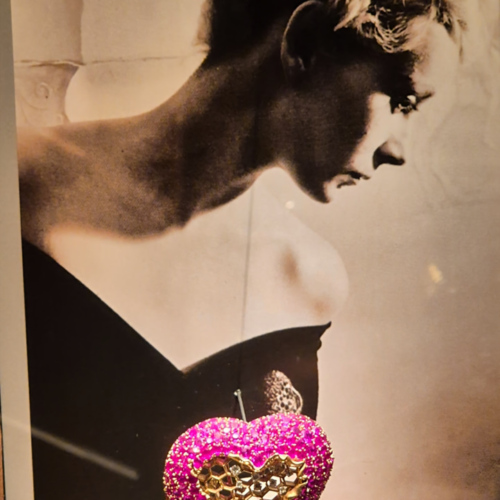 Cœur en rayon de miel. Théâtre Musée Dalí, Exposition de Bijoux.