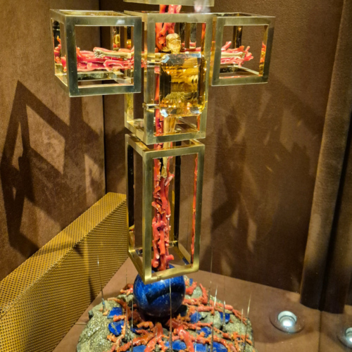 Croix de l'ange. Théâtre Musée Dalí, Exposition de Bijoux.