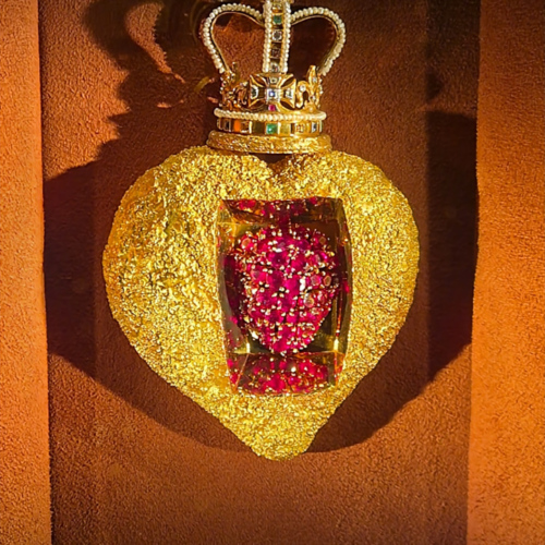 Cœur Royal. Bijou animé, le cœur bat. Théâtre Musée Dalí, Exposition de Bijoux.