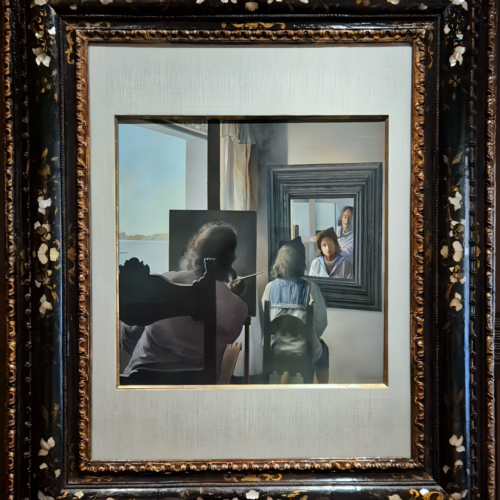 Dalí de dos peignant Gala vue de dos éternisée par six cornées virtuelles provisoirement réfléchies par six vrais miroirs. Les toiles du Théâtre Musée Dalí.