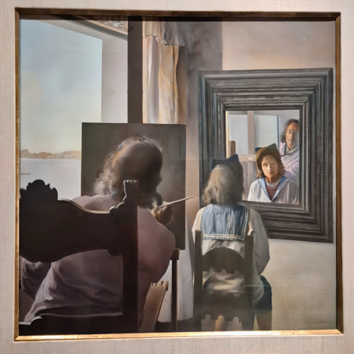 Dalí de dos peignant Gala vue de dos éternisée par six cornées virtuelles provisoirement réfléchies par six vrais miroirs. Les toiles du Théâtre Musée Dalí.