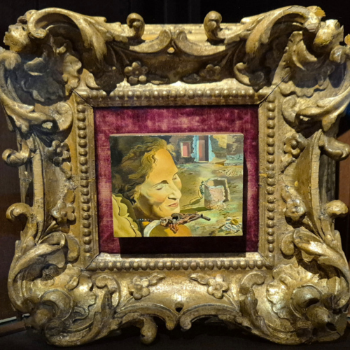 Portrait de Gala portant deux côtelettes en équilibre sur son épaule. Les toiles du Théâtre Musée Dalí.