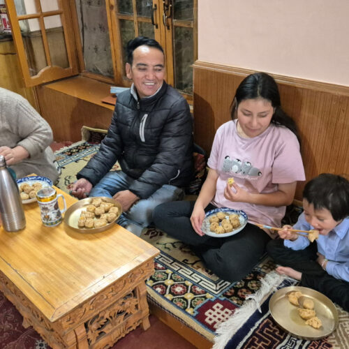 Inde Ladakh chez Konchok.
Sœur, beau-frère, nièce et fille de Konchok. Inde Ladakh chez Konchok
