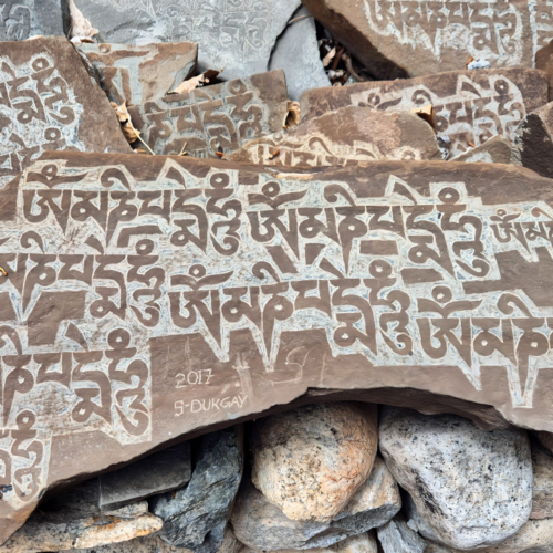 Inde Ladakh Hemis Sushpachan.
Un MaNi Wall couvert de dales avec le mantra Om Ma Ni Padme Hum. Inde Ladakh Hemis Sushpachan