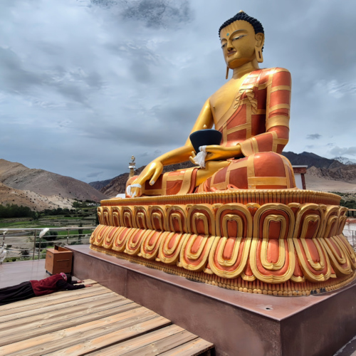 Inde Ladakh Hemis Sushpachan.
Le Bouddha sur les hauteurs du village. Inde Ladakh Hemis Sushpachan