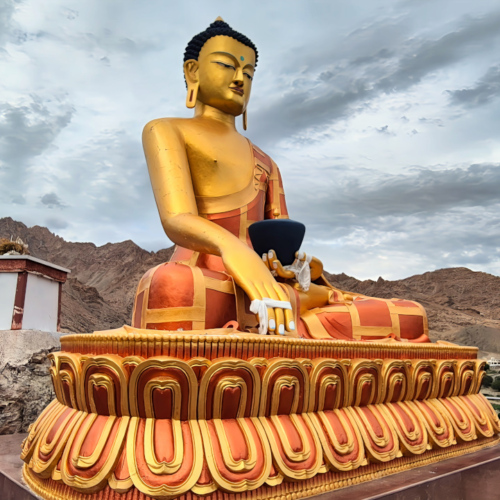 Inde Ladakh Hemis Sushpachan.
Le Bouddha sur les hauteurs du village. Inde Ladakh Hemis Sushpachan