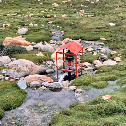 Inde Ladakh Hemis Sushpachan.
Un moulin à prières qui tourne grâce au ruisseau. Inde Ladakh Hemis Sushpachan