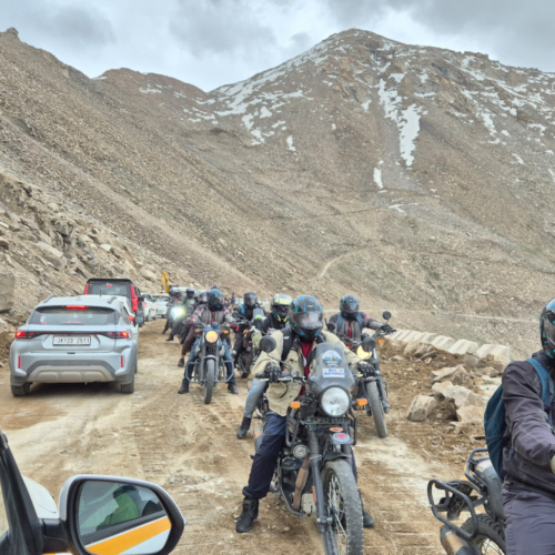 Inde Ladakh de Hunder à Leh. Reprise de la circulation après arrêt travaux. Inde Ladakh de Hunder à Leh