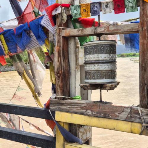 Inde Ladakh Indus. Moulin à prières sur le pont ... au cas où ... Inde Ladakh Indus