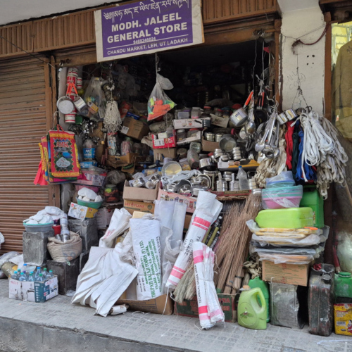 Inde Ladakh Leh. General Store ... il faut bien savoir ce que l'on veut acheter ! Inde Ladakh Leh