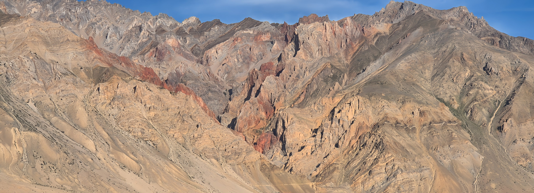 Inde Ladakh route de Stongday à Lamayuru. La route longe la rivière Zanskar. Inde Ladakh route de Stongday à Lamayuru