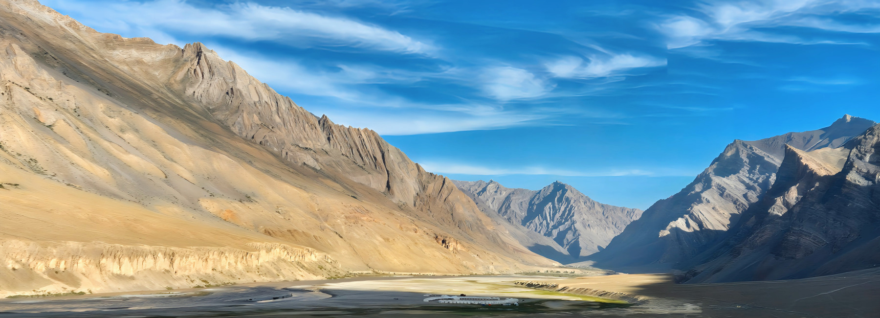 Inde Ladakh route de Stongday à Lamayuru. La route longe la rivière Zanskar. Inde Ladakh route de Stongday à Lamayuru