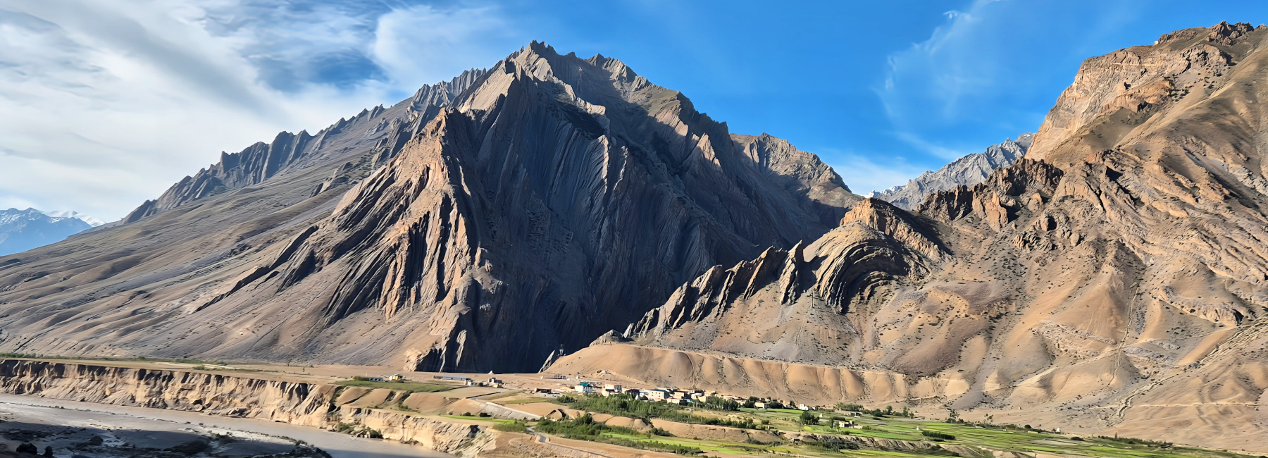 Inde Ladakh route de Stongday à Lamayuru. La route longe la rivière Zanskar. Inde Ladakh route de Stongday à Lamayuru