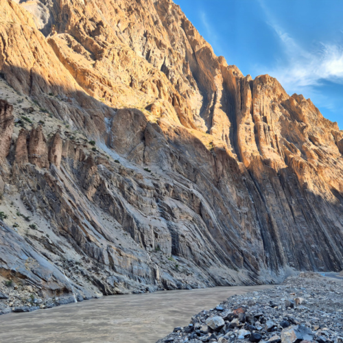Inde Ladakh route de Stongday à Lamayuru. La route longe la rivière Zanskar. iInde Ladakh route de Stongday à Lamayuru