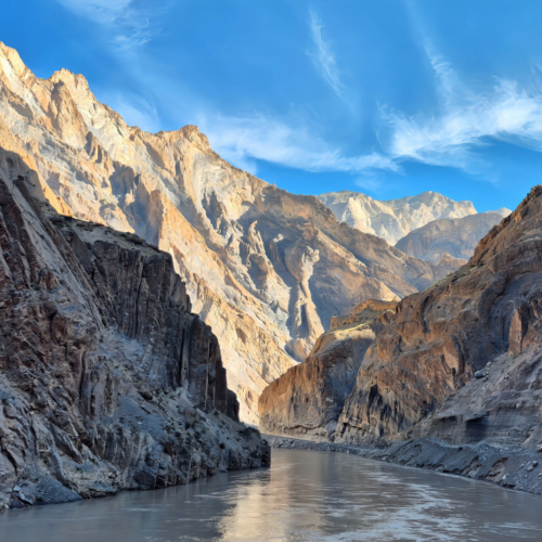 Inde Ladakh route de Stongday à Lamayuru. La route longe la rivière Zanskar. Inde Ladakh route de Stongday à Lamayuru