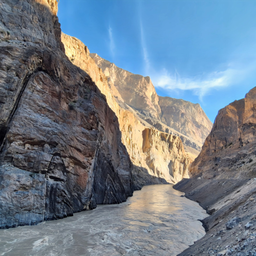 Inde Ladakh route de Stongday à Lamayuru. La route longe la rivière Zanskar. Inde Ladakh route de Stongday à Lamayuru