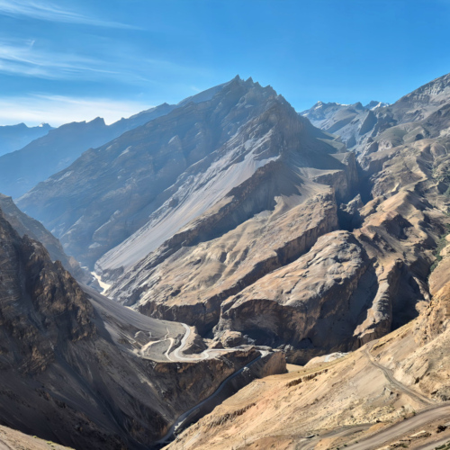 Inde Ladakh route de Stongday à Lamayuru. La route longe la rivière Zanskar. Inde Ladakh route de Stongday à Lamayuru
