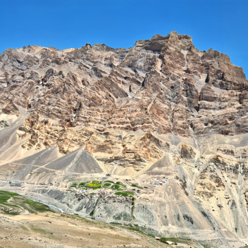 Inde Ladakh route de Stongday à Lamayuru. Photoskar en face. iInde Ladakh route de Stongday à Lamayuru