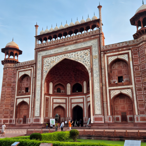 Le Taj Mahal à Agra en Inde. La porte principale donnant accès aux jardins et mausolée. Inde Agra Taj Mahal
