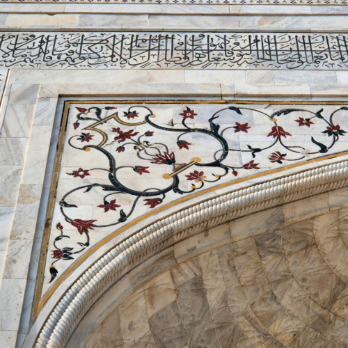 Inde Agra Taj Mahal. Calligraphies de pierres noires incrustées dans le marbre blanc. Inde Agra Taj Mahal