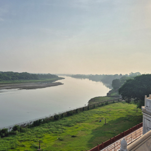 Inde Agra Taj Mahal. La rivière Yamuna. Inde Agra Taj Mahal