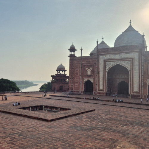 Inde Agra Taj Mahal. La mosquée et la rivière Yamuna. Inde Agra Taj Mahal
