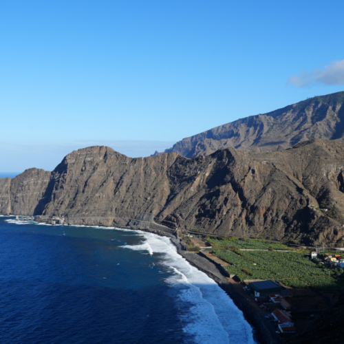 Plage de Santa Catalina et les champs de bananiers. Espagne La Goméra