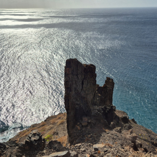Espagne La Gomera côte Nord-Ouest. Grand dyke dressé. Espagne La Gomera côte Nord-Ouest