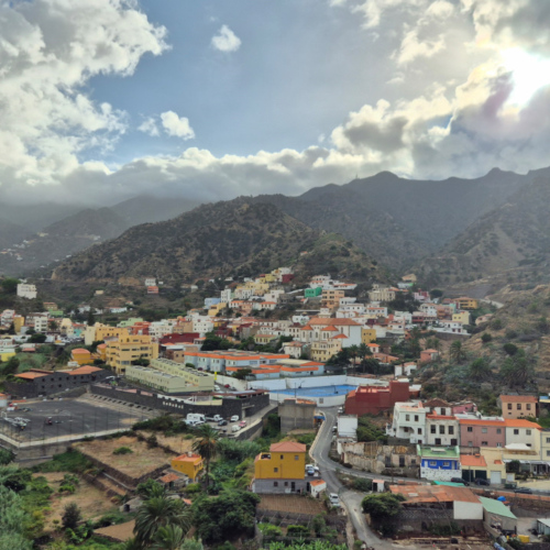 Espagne La Gomera côte Nord-Ouest. Mirador de la Pilarica et le village de Vallehermoso. Espagne La Gomera côte Nord-Ouest