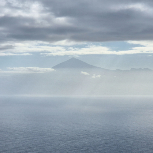 Espagne La Gomera. Le sommet du Teide sur Tenerife, dépasse des nuages. Espagne La Gomera