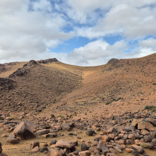 Une grande et large faille dans le paysage. Maroc Djebel Saghro jour 3