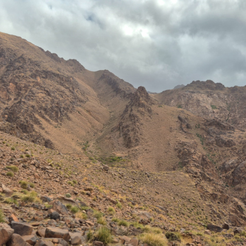 Une grande et large faille dans le paysage. Maroc Djebel Saghro jour 3