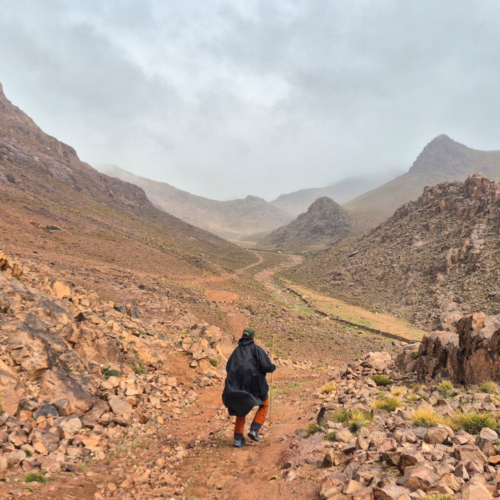 Il bruine, nous avons revêtu les vêtements de pluie. Maroc Djebel Saghro jour 3