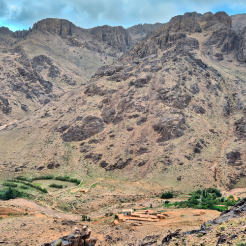 Les habitations de la famille qui nous reçoit tout en bas. Maroc Djebel Saghro jour 3