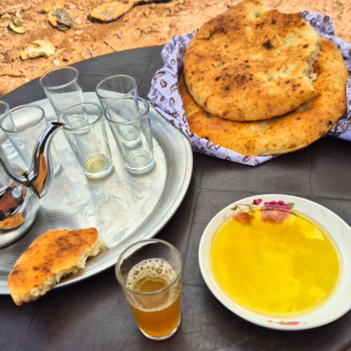 Pendant que le pain fini de cuire, thé berbère, huile d'olive et pain tout chaud. Maroc Djebel Saghro jour 4