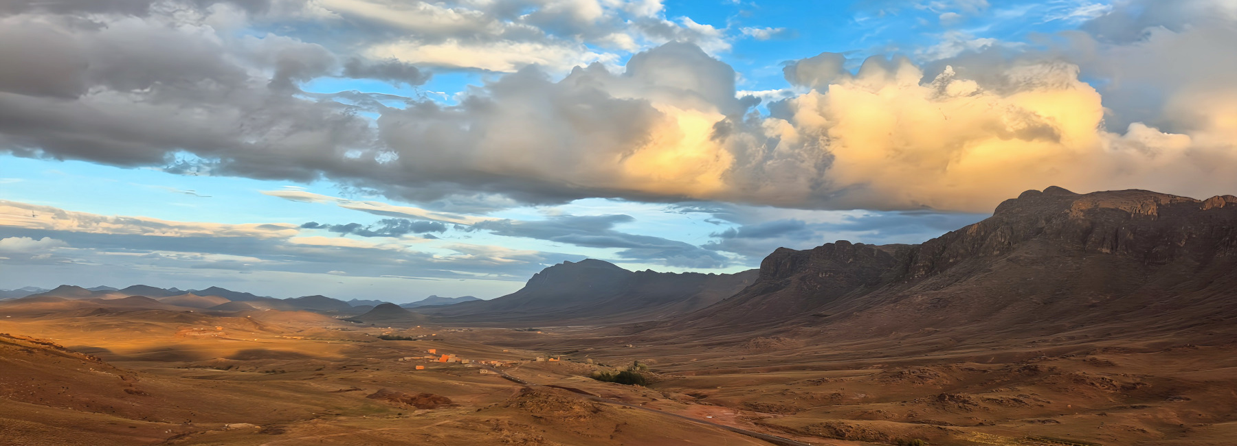 Sur les hauteurs, coucher de soleil avec arc-en-ciel. Superbes paysages. Maroc Djebel Saghro jour 4